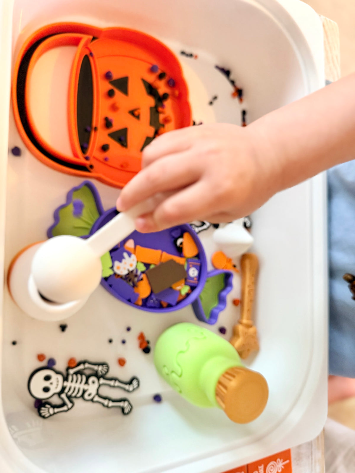 Jack-o’-Lantern Fill & Play Tray